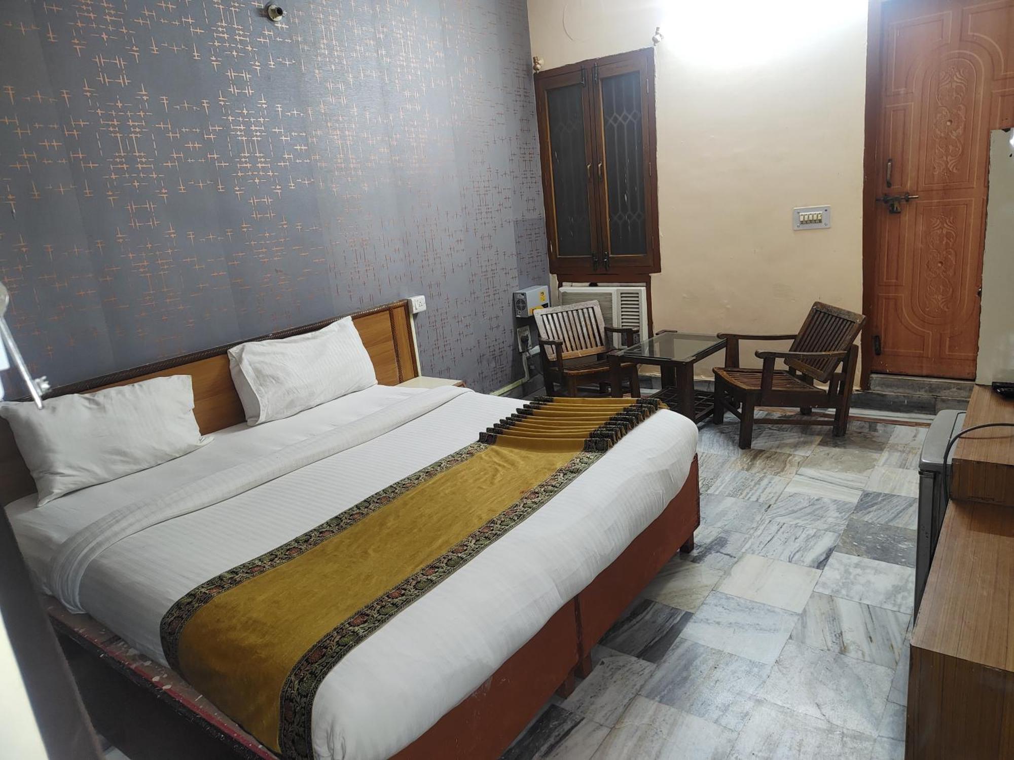 Hotel Divya Варанаси Екстериор снимка