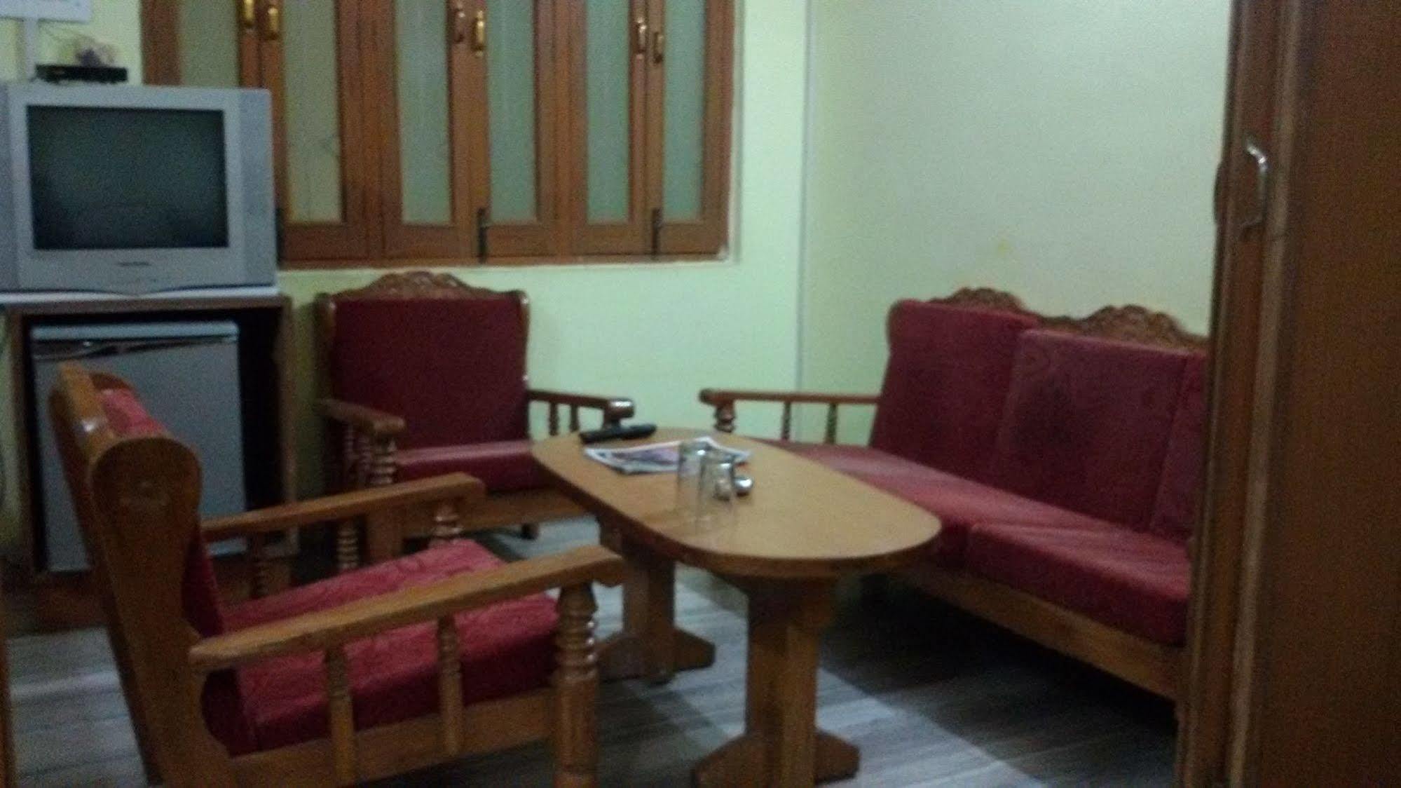 Hotel Divya Варанаси Екстериор снимка