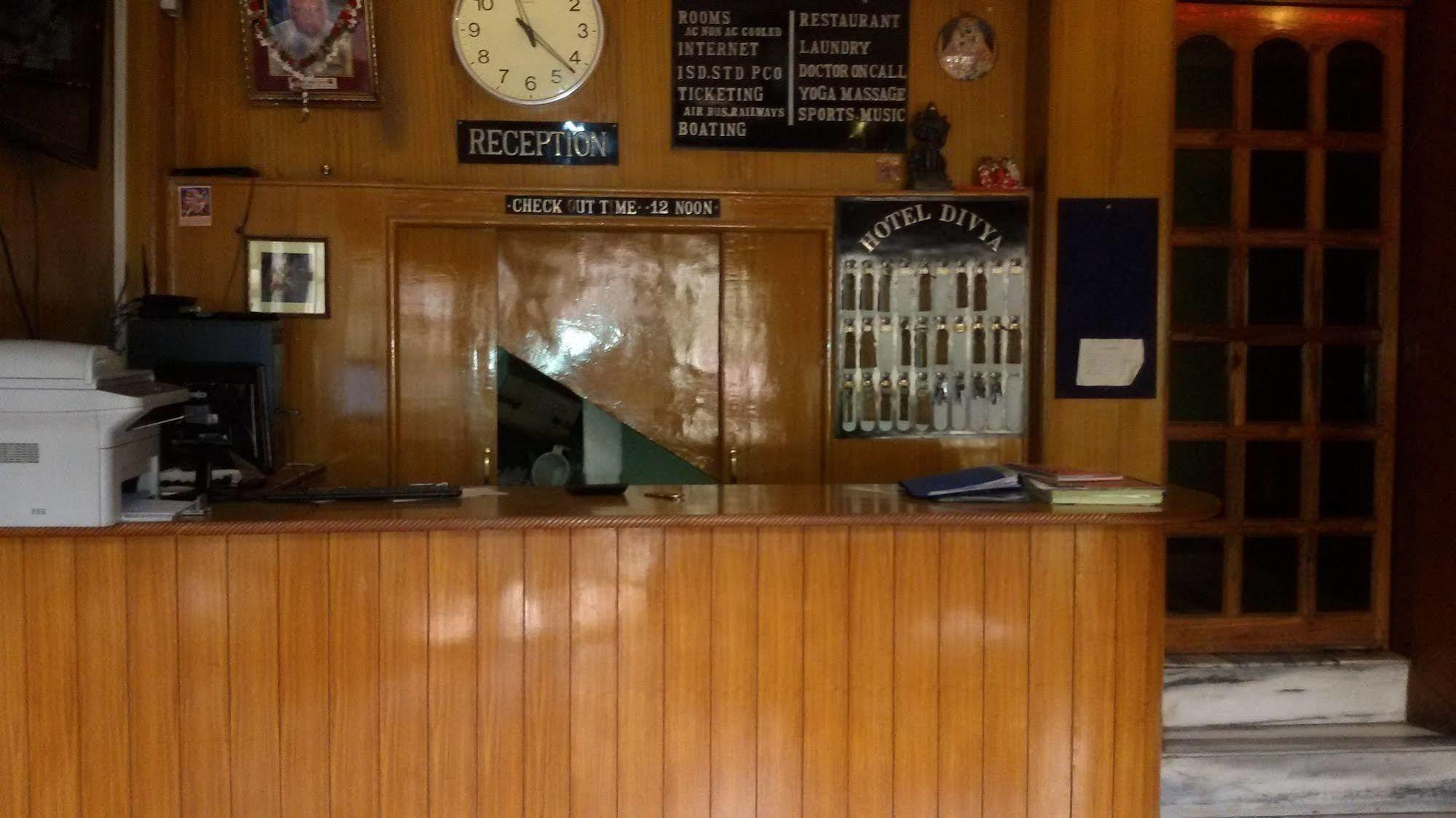 Hotel Divya Варанаси Екстериор снимка