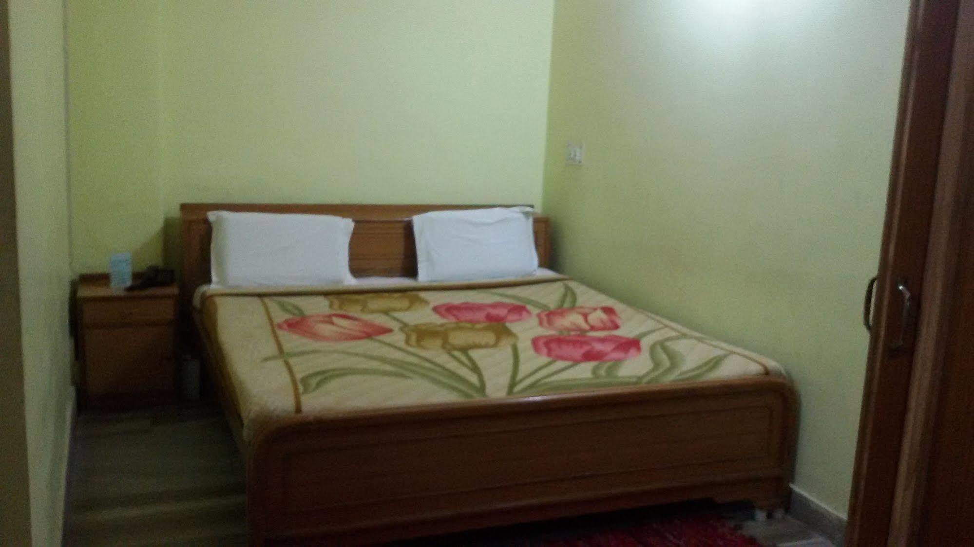 Hotel Divya Варанаси Екстериор снимка